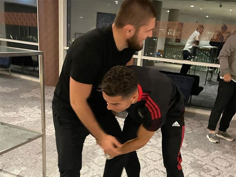 رونالدو يخسر أمام نورمحمدوف في تحدي "عدم الضحك"